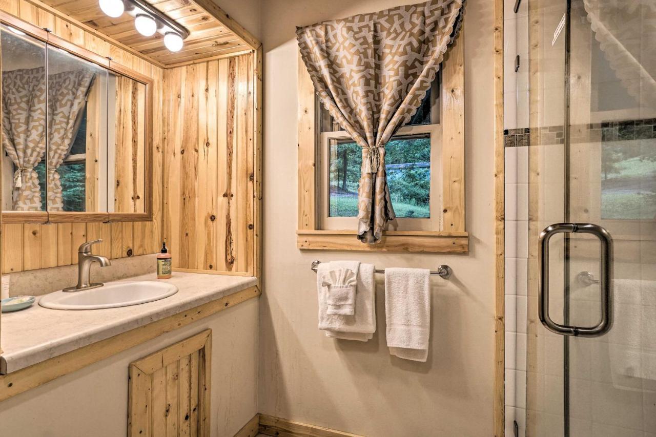 Trinity Oaks Escape With Hot Tub And Fire Pit Villa Clayton Eksteriør bilde